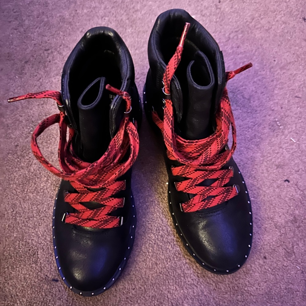 Sorel women boots never worn excellent condition